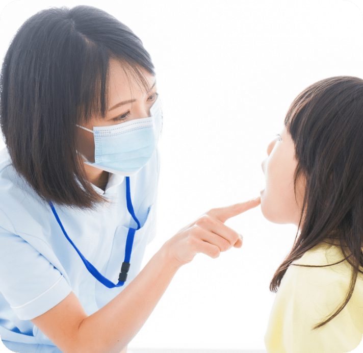 看護師と子供の画像