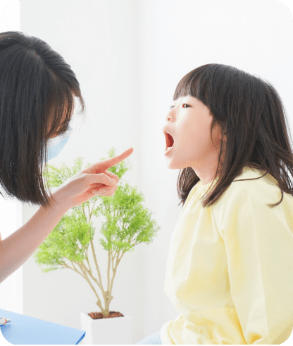 子供が口の検査を受けている画像